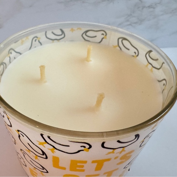 Bath & Body Works Let's Get Eggcited Marshmallow Fluff 3 Wick Scented Candle NEW - Picture 3 of 4